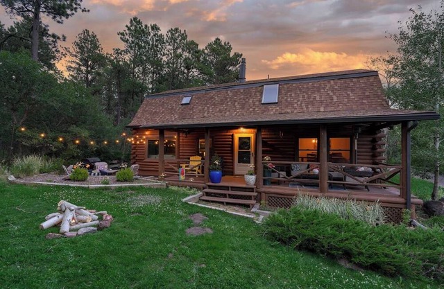 Twiggy Pines Magical Modern Cabin Get-Away