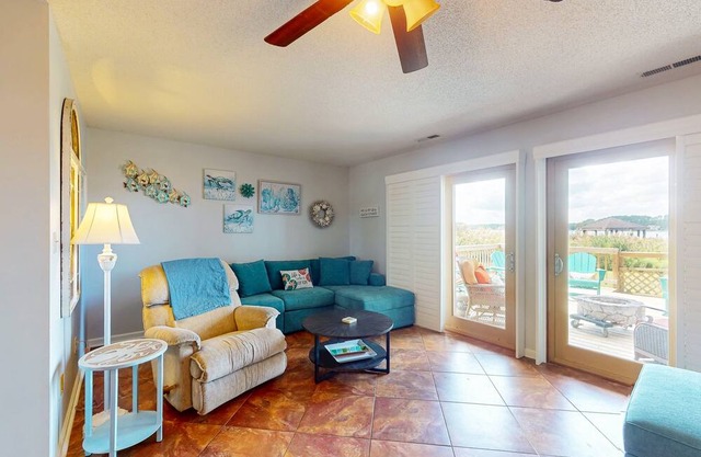 Luxury townhome w/river views, outdoor seating, fire pit, grill & shared pool