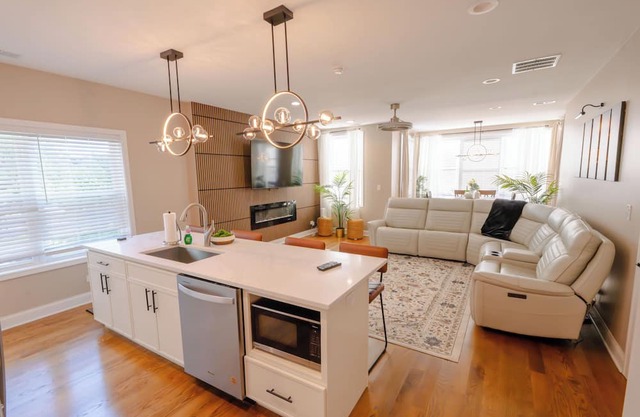 Luxury 9 BR, Villa Mins from Downtown and the Lake.