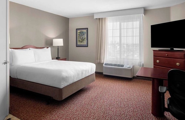 A Place You'll Surely Enjoy! Relaxing Studio Suite w/ Complimentary Breakfast!