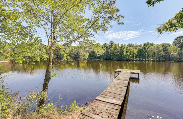 Waterfront Home w/Deck & Yard, 4 Mi to Farmville!