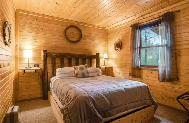 Charming Cabin 2 out of 7