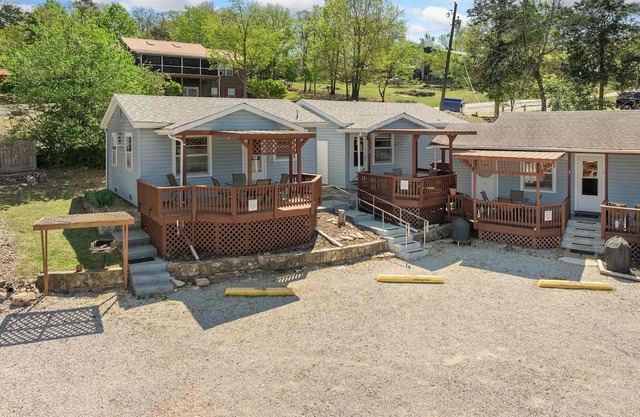 Cabin 2-2bed/1bath with beautiful views of Bull Shoals Lake.