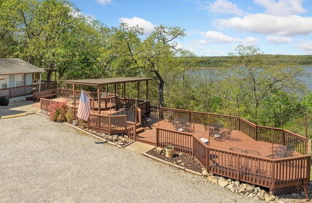 1bd/1bath cabin with beautiful views of Bull Shoals Lake.