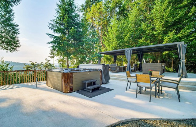4 Mi to River: Umpqua Valley Villa w/Fire Pit!