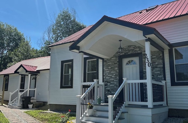 Spacious 5-bedroom house in fabulous Mechanic Falls with AC, fitness room