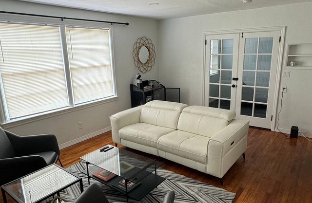Charming 2-bedroom cottage in fabulous Sebring with AC