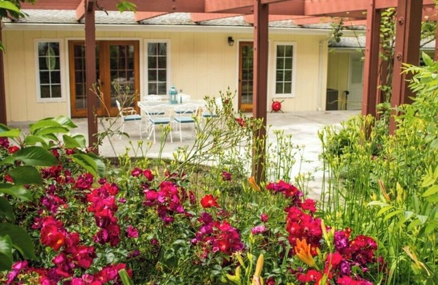 Relax & Recharge in a Spacious 7-Bedroom Rural Salyer House: Pool + Wifi