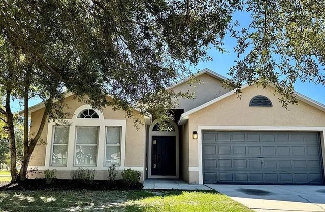 Modern 3-bedroom house with AC in Gibsonton, 5 minute walk to Kings Lake