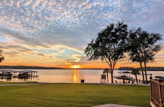 Lakehouse Landing - Hot tub + Outdoor Kitchen + Stunning sunsets