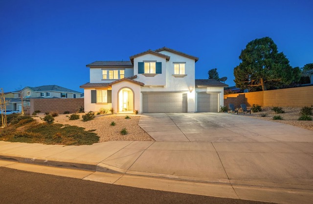 LUXURY & NEWER 5 Bedroom Home w/A Large Backyard in West Lancaster!