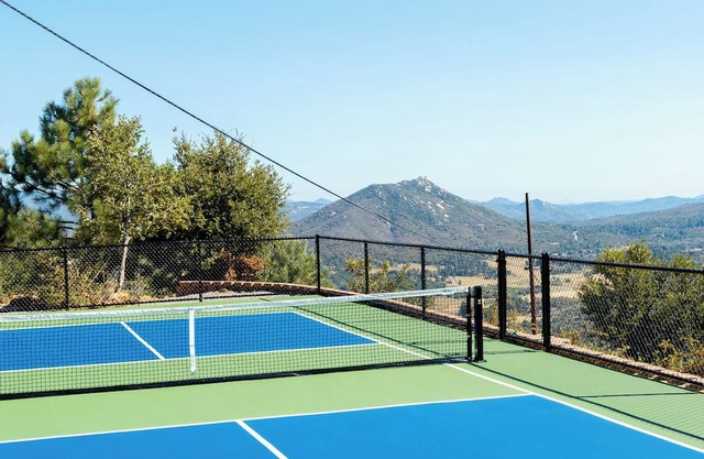 Wild Moon Ranch — Mountain-Top Retreat with Panoramic Lake Views, Pickleball & Cedar Hot Tub