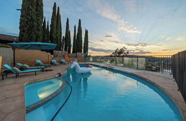 4BR/2Bth, Pool, View, 4 Parking, King Bed, Big Yard