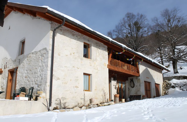Bed and Breakfast 'Chez Louve Bleue - Côté Jardin' with Mountain View, Shared Terrace and Wi-Fi