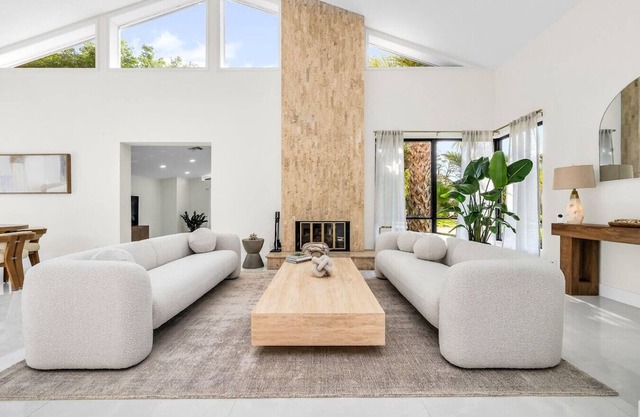 Gorgeous Modern Beach Pool House Sleeps 8 Central