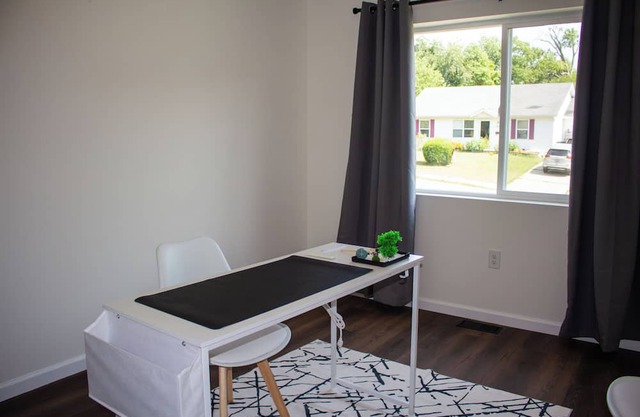 Cardinal Nest – Cozy Home Near Airport & St. Charles, Gateway Arch & Zoo