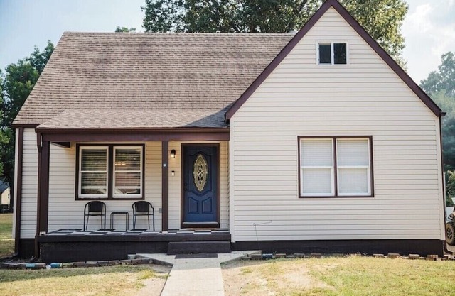 Spacious 3-bedroom 2 story house in New Madrid near boat ramp with a toy room!
