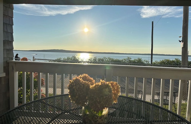 Waterfront Cottage On Mount Hope Bay