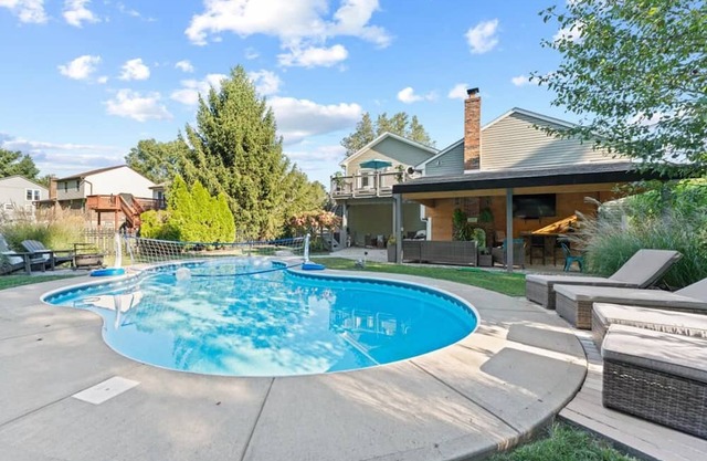 Mason 3 bedroom Oasis! Walking distance to Deerfield shopping and restaurants!