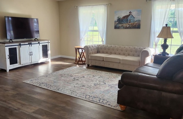 Soothing Farmhouse close to wedding venues in Whigham - 3 bedrooms available