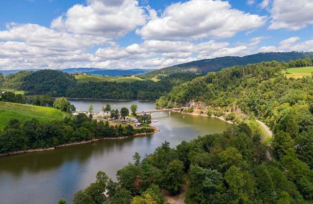 Garretts Getaway at Watauga Lake - privacy, lakefront