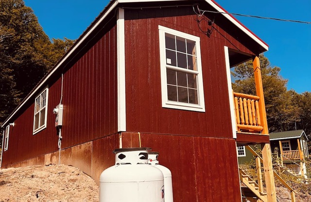 Charming 2-bedroom Red cabin close to Carrabassett valley and Kingfield