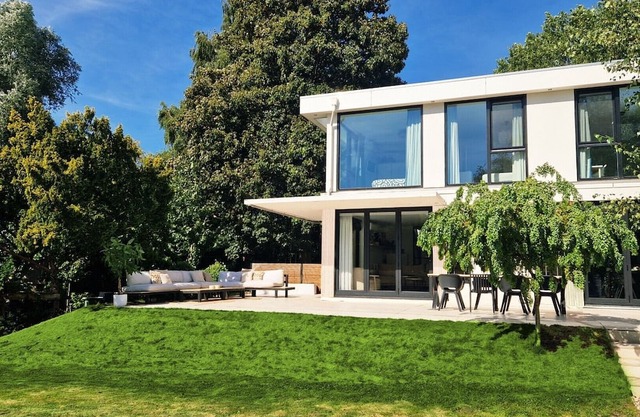 Elegant Luxury Villa with Large Garden, Near Beach & City