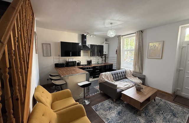 Modern Home Sleeps 7 Contractor/Families & Students Welcome.
