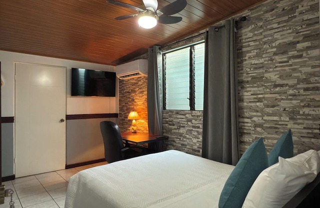Charming bed & breakfast in lovely Alajuela with AC. 15 minutes near airport