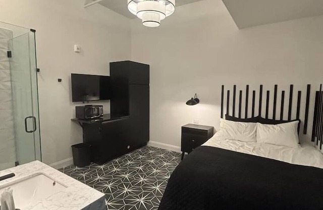 Hollyhock Suite 509: 1 bed/1 bath