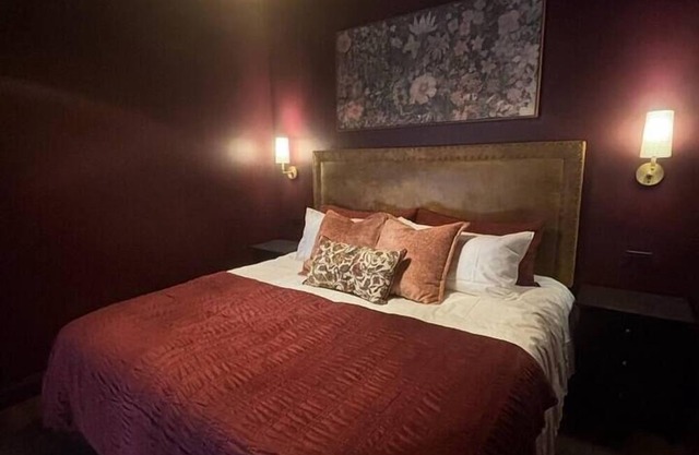Hollyhock Suite 508: 2 beds/1 bath
