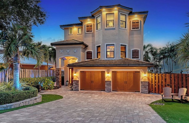 Harbour Retreat - Luxury Waterfront Pool Home close Siesta Key by Gulf Coast Holiday Homes