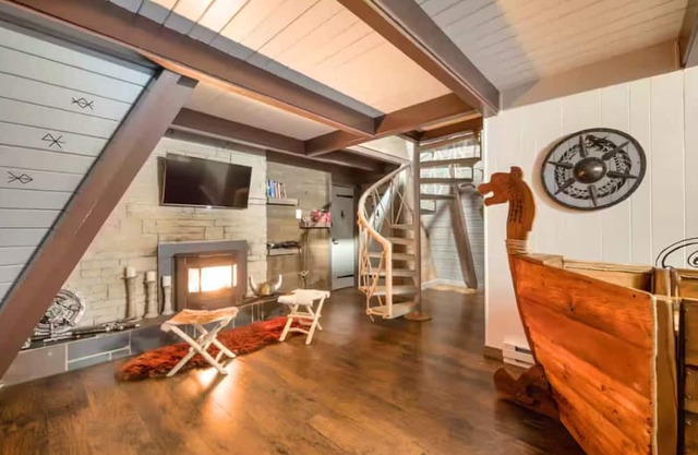 1BR Viking Beach Villa - Walk to Beach - Pet-Friendly, Sleeps 5