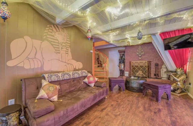 2BR Egyptian Beach Villa - Walk to Beach - Pet-Friendly, Sleeps 7
