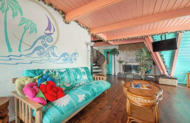 2BR Hawaiian Beach Villa - Walk to Beach - Pet-Friendly, Sleeps 7