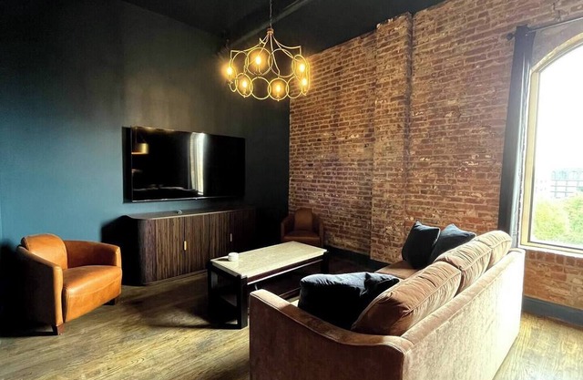 Hollyhock Suite 510: 2 beds/1 bath