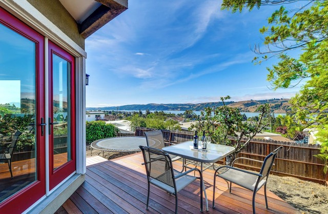 1 Mi to Downtown Benicia: Scenic Cliffside Escape