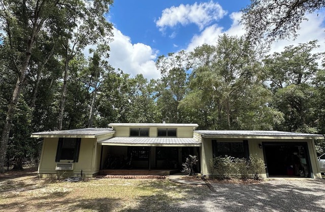 Riverfront Forest Retreat - Near Springs & UF! 3BR/2BA on the Santa Fe River!