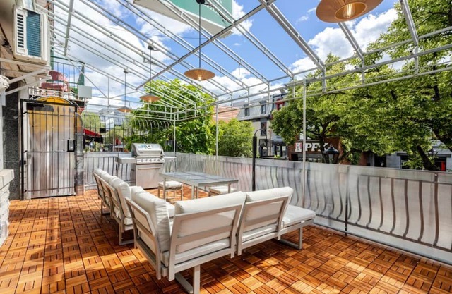 Theatre Hotel by Lodgo