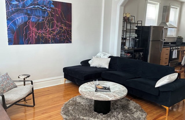 Historic feel, Modern comfort Walk to parks and food in beautiful Chicago