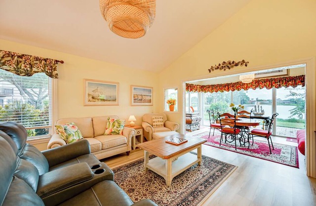 Extended Stay in Estero: Townhome w/Lake Views!