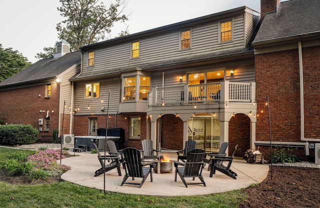 This house is a 5 bedroom(s), 3 bathrooms, located in New Holland, PA.