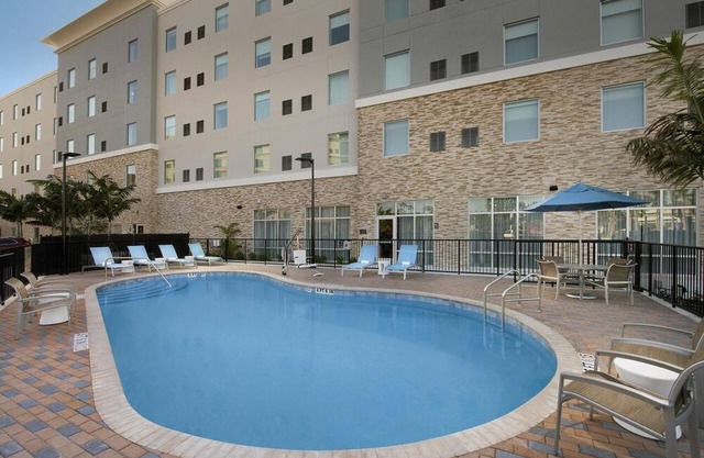 Miami Moments! Free Breakfast, Pool, Pets Allowed!