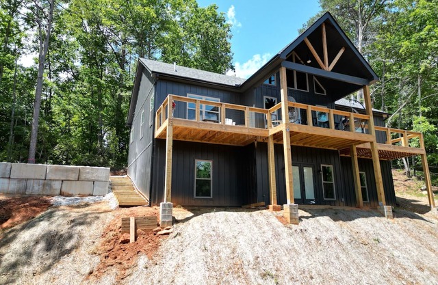 Charming 3 Bed 2 bath Riverfront New! Chic Home in Demorest, GA mountains.
