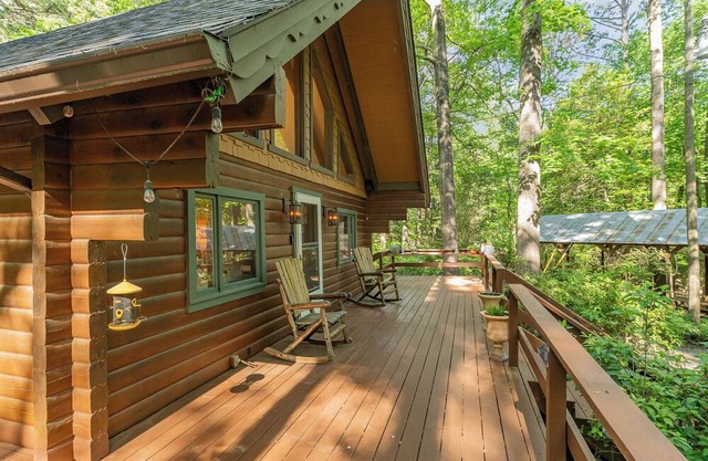 Cozy 2-bedroom cabin in charming Pittsboro with fitness room, AC