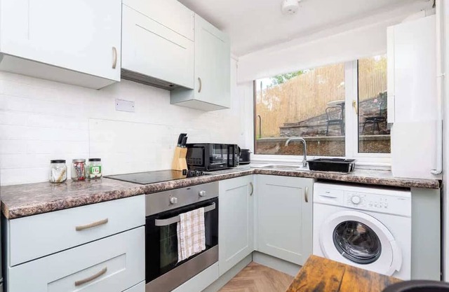 2 Bedroom House - Free Parking