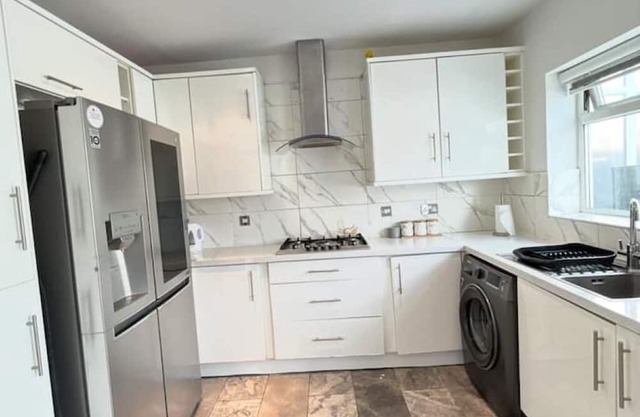 Comfort Meets Convenience: Spacious 3-Bed Apartment Steps from Shops & Transport