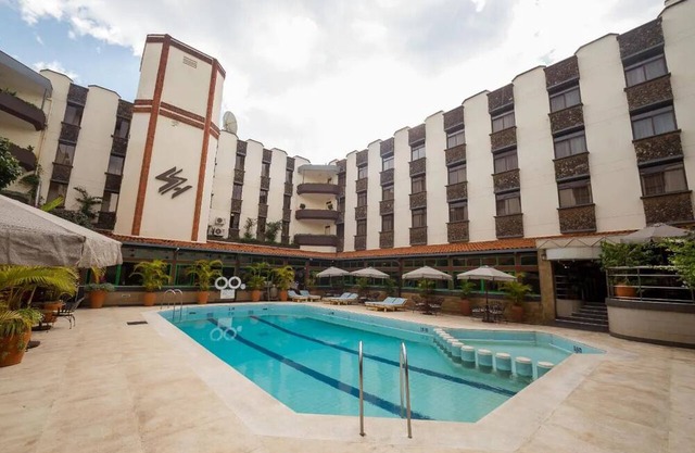 Everything You Need For The Perfect Vacation! Outdoor Pool, Free Parking!