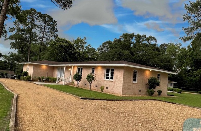 Charming 3-bedroom 4 bathroom house in town, safe, close to everything!