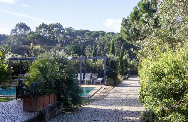 Country retreat 5 minutes from the fantastic beaches of Meco. Family Space